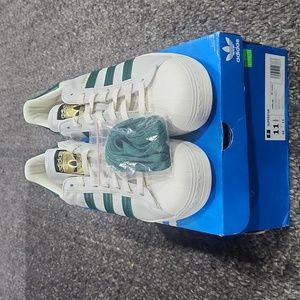 Adidas Superstar shell toes 11.5